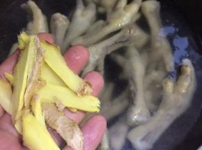 加入切好的姜片。