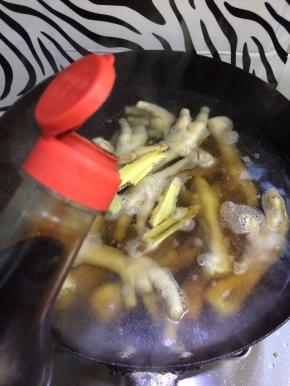 加入少许的生抽提味。