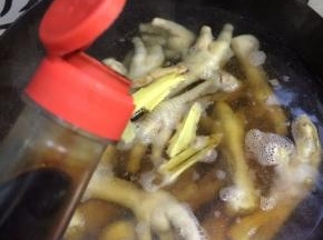 加入少许的生抽提味。