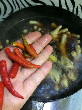 加入辣椒段