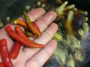 加入辣椒段