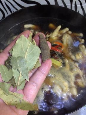 加入香叶和桂皮。