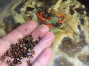 加入适量的花椒。
