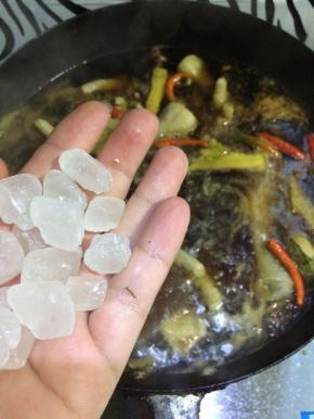 加入适量的冰糖