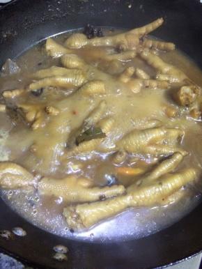 最后放入盐调味，开大火收汁即可。