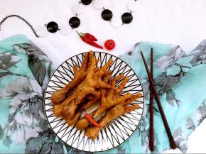 做好的鸡爪，装盘即可开吃啦。