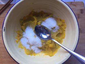 加入白砂糖混合均匀