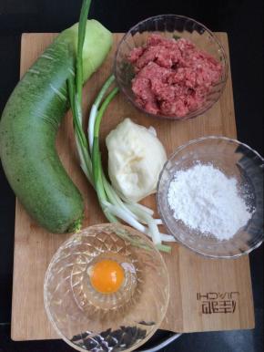 准备食材，猪肉馅，青萝卜，馒头，葱，鸡蛋，淀粉