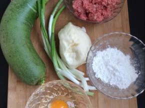 准备食材，猪肉馅，青萝卜，馒头，葱，鸡蛋，淀粉
