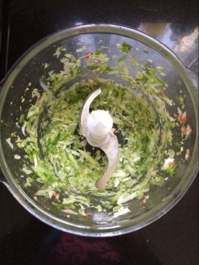 将葱用搅拌器搅碎，备用