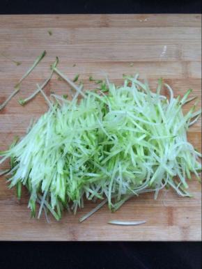 青萝卜切成丝状