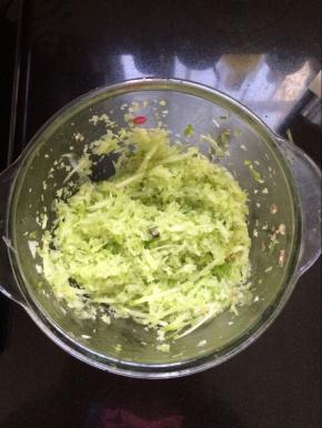 放入搅拌器，搅拌成碎备用。