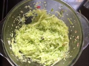 放入搅拌器，搅拌成碎备用。