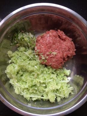 准备一个盆，将葱碎，萝卜碎，猪肉馅放入
