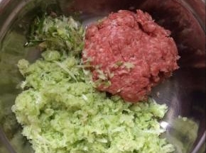 准备一个盆，将葱碎，萝卜碎，猪肉馅放入