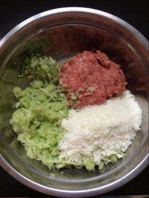 把馒头搓成末状，放入。