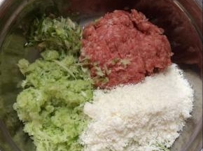 把馒头搓成末状，放入。