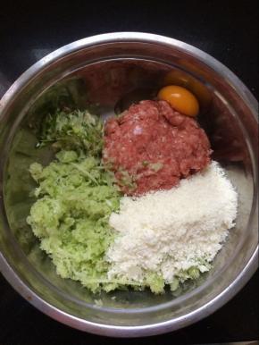 放入一个鸡蛋。