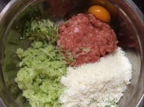 放入一个鸡蛋。