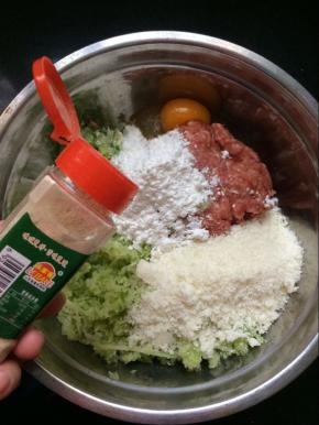 放入适量的胡椒粉。