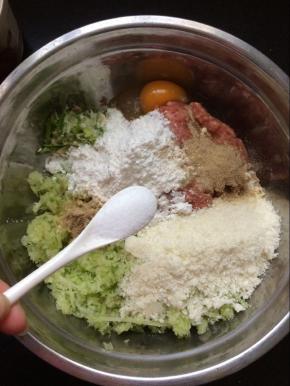 放入盐适量调味。