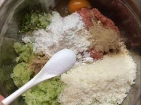 放入盐适量调味。
