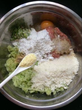 放入鸡精适量。