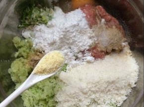 放入鸡精适量。