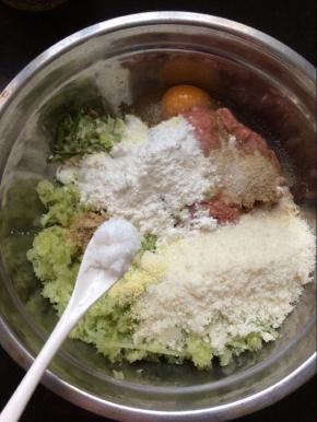 放入少许的白糖提鲜。