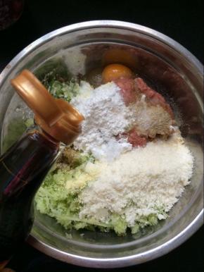 放入少许的生抽。