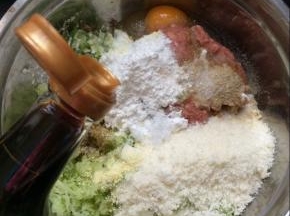 放入少许的生抽。