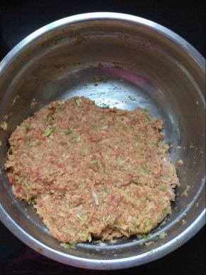 将所有食材搅拌均匀，备用。