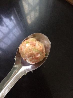 把调好的丸子馅，一个一个搓成圆形。