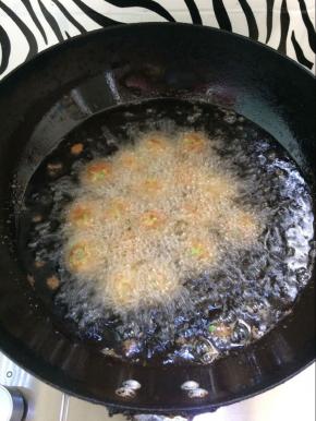 油锅热后，放入丸子开炸，中小火炸。炸至丸子成金黄色即可捞出。