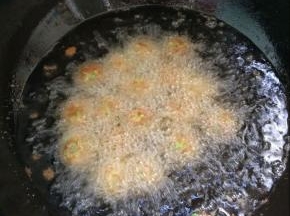 油锅热后，放入丸子开炸，中小火炸。炸至丸子成金黄色即可捞出。