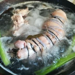 将血水煮出后肘子冲洗干净