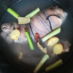 电压力锅中放水和所有调料