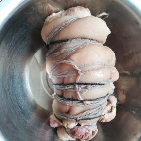 取出肘子入冰箱冷藏