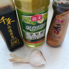用生抽白醋蒜泥香油，调个调味汁儿