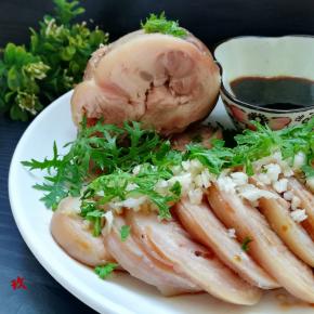 这个水晶肘子不但漂亮，做法也简单。