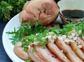 这个水晶肘子不但漂亮，做法也简单。