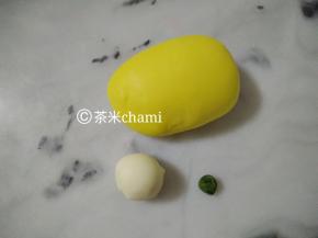 1.主材料，拌匀揉成团。南瓜最好选青绿皮的，里面的南瓜蒸出来像柠檬黄。
2.副材料除菠菜粉外，揉成光滑面团。分出一点点揉入菠菜粉。

