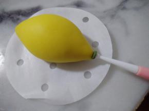 用翻糖小工具的小圆头，推粘在尖头上。