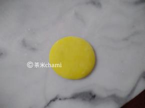 接下来做柠檬切面，把30克的南瓜面团揉圆，压扁。