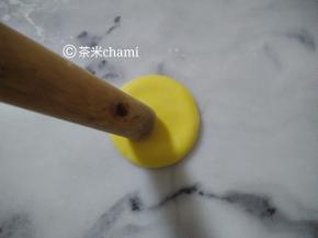 用擀面杖，小圈的压过一圈，这个小处理，是防止圆片中间鼓包。就是压中间那个放米字线的位置。位置参考在步骤14.