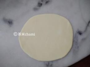 白面团，撒平。