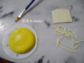南瓜圆面，刷上薄薄的水。