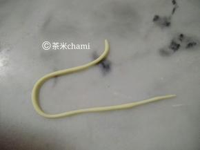 搓一条细细的白面线。