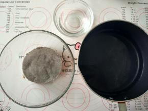 准备好50克烧仙草粉，500克水分出一部分，50～100克之间都可以，能把仙草粉稀释就可以，剩下的放入奶锅中备用。