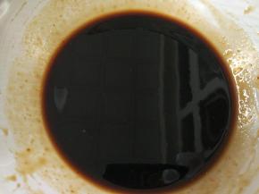 把仙草粉和水混合搅拌均匀，50-100克之间，具体参考图片的稀释状态。